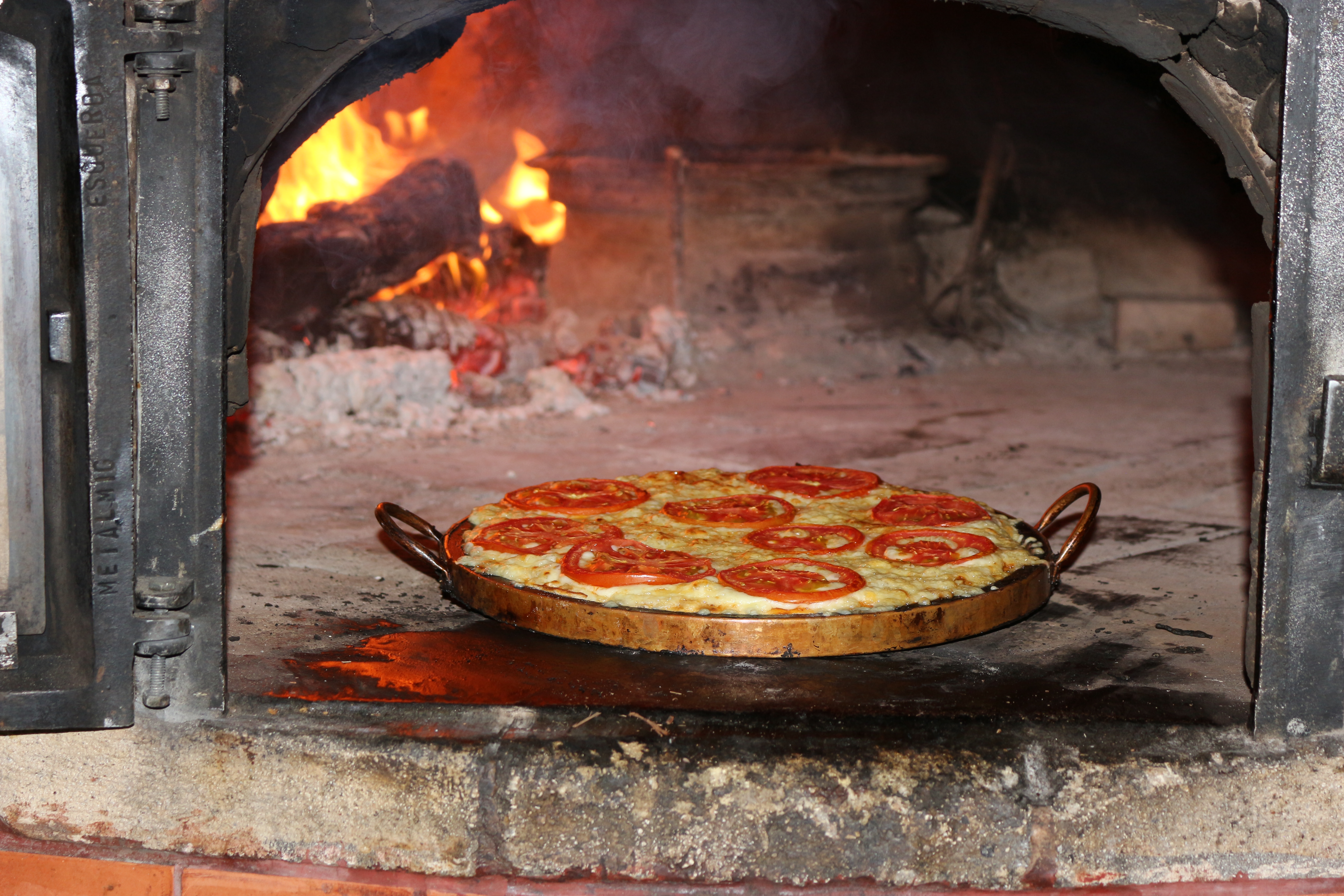 Pizza no Forno a Lenha